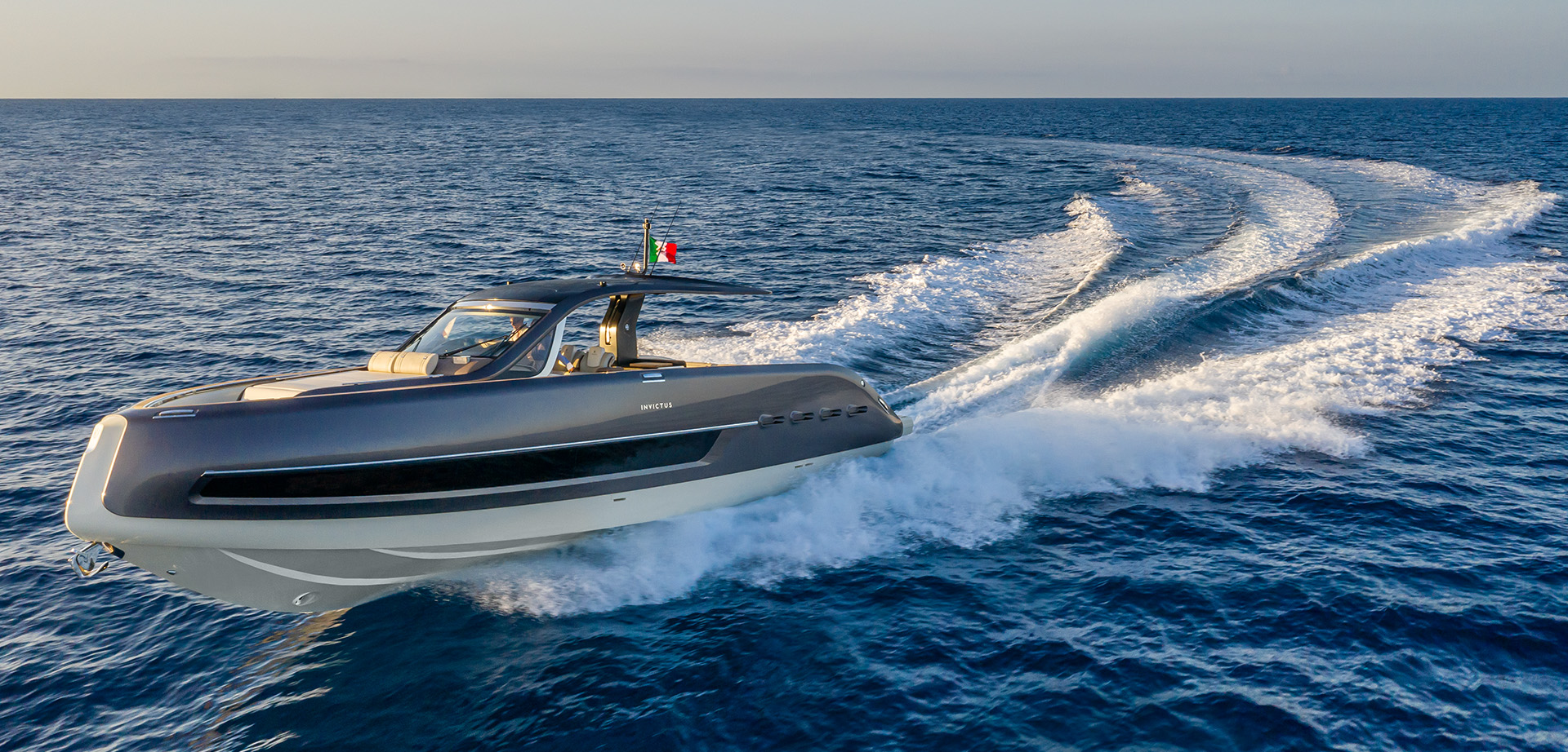 Invictus Yacht - TT460